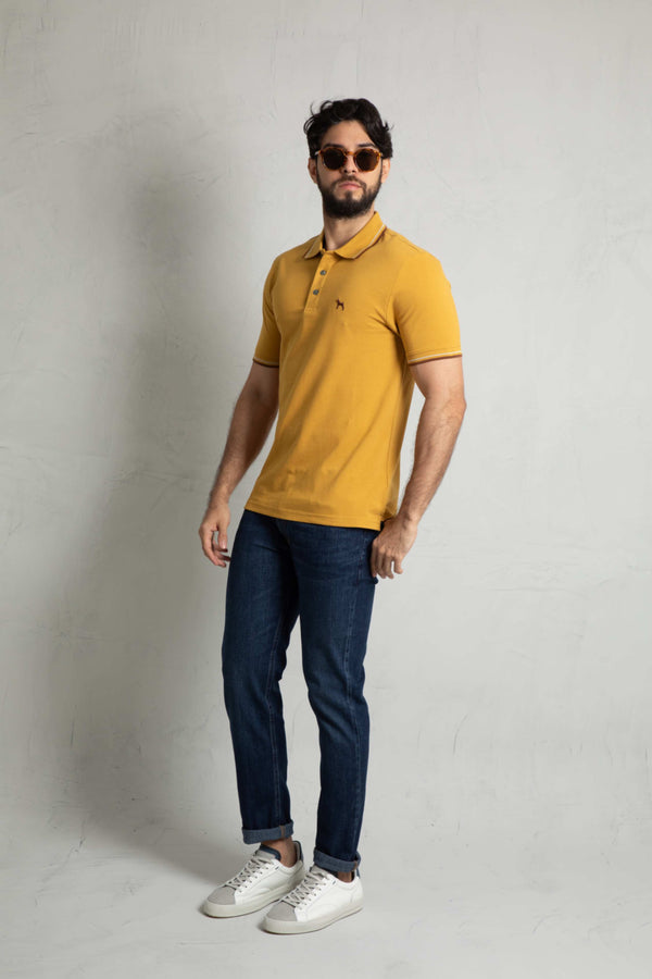 Polo Básica Mostaza (Custom Fit)