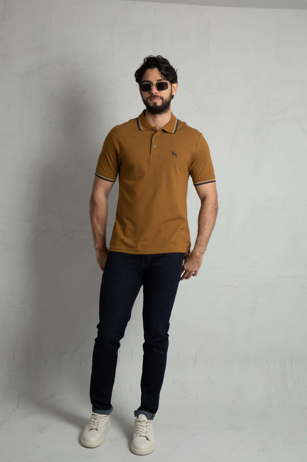 Polo Básica Café Claro (Custom Fit)