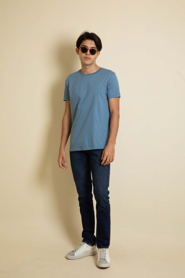 Camiseta Básica Azul Cielo (Custom Fit)