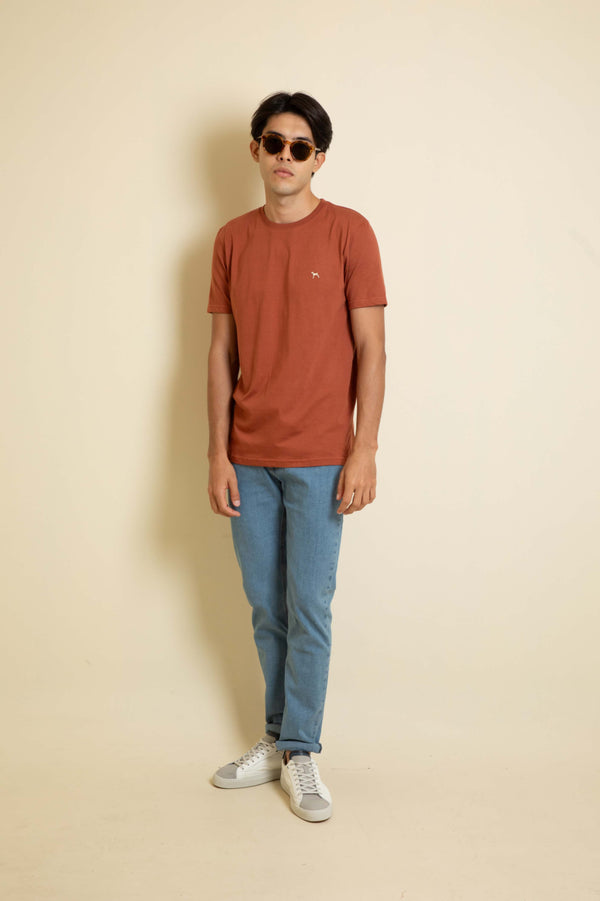 Camiseta Básica Terracota (Custom Fit)